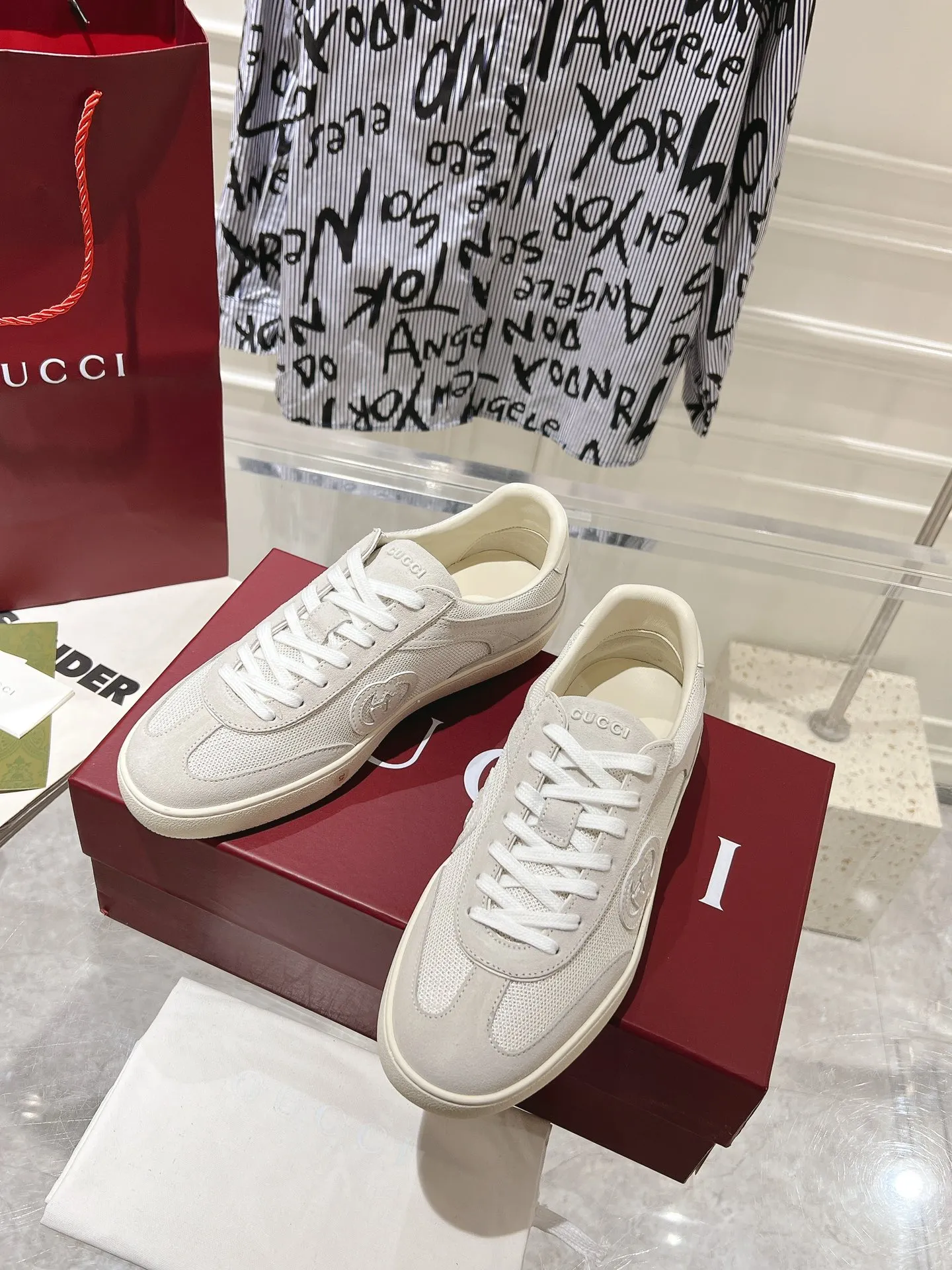 👟👟Ex-factory price 540👟👟Men's size +10 New upgraded version🔥Gucci 2024 new white shoes casual shoes hot recommendation, original TPU soles, original fabrics, original sheepskin lining sheepskin feet🔥Original cover craftsmanship is reproduced one to one! The pursuit of ultimate comfort! 🔥🔥 [Love] Fabric: Imported cow suede + mesh [Love] Packing: Counter-matched red shoe box ➕ Aviation airplane box [Love] Code number: 35-45